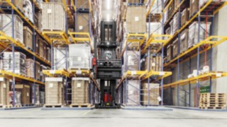 Kombifahrzeug K von Linde Material Handling mit Linde Lagernavigation Kombifahrzeug K von Linde Material Handling bewegt sich mit der Linde Lagernavigation zielsicher im Hochregallager
