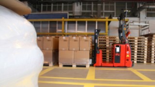 Der automatisierte Hochhubwagen L-MATIC AC von Linde steuert selbstständig durch die Hallen von BASF Italia. Der automatisierte Hochhubwagen L-MATIC AC von Linde Material Handling befördert Palletten bei BASF Italia.