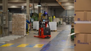 Der autonome Hochhubwagen L-MATIC von Linde steigert die Sicherheit und Produktivität in den Hallen von Massilly in Frankreich. Der autonome Hochhubwagen L-MATIC von Linde Material Handling transportiert Paletten bei Massilly.