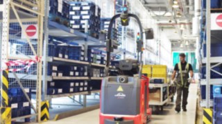 Der Routenzug P-MATIC von Linde navigiert selbstständig bei Opel in Wien Der autonome Routenzug P-MATIC von Linde Material Handling mit Geo-Navigation im Einsatz bei der Opel-Wien GmbH