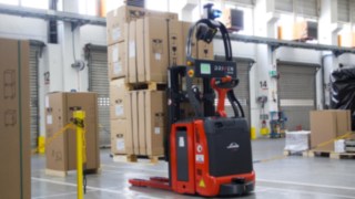 Der autonome Hochhubwagen L-MATIC von Linde transportiert Produkte sicher und effizient von A nach B. Der autonome Hochhubwagen L-MATIC von Linde Material Handling im Einsatz bei der Wolf GmbH