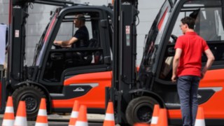 Testen Sie die Linde Fahrzeuge im Outdoor-Bereich der LogiMAT Testen Sie die Linde Fahrzeuge im Outdoor-Bereich der LogiMAT
