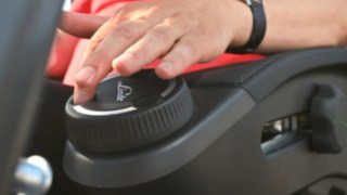 Das Mini-Wheel der Linde Steer Control ermöglicht präzises Manövrieren Das Mini-Wheel der Linde Steer Control ermöglicht präzises Manövrieren