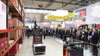 Hofmann Fördertechnik unterstützte mit mehr als 20 Mitarbeitern den neu entwickelten Linde-Stand. Vom 14. bis 16. März fand die 15. Internationale Fachmesse für Distribution, Material- und Informationsfluss, kurz LogiMAT auf dem Gelände der Messe Stuttgart statt.